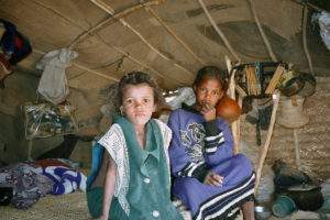 enfants touaregs dans leur tente nomade