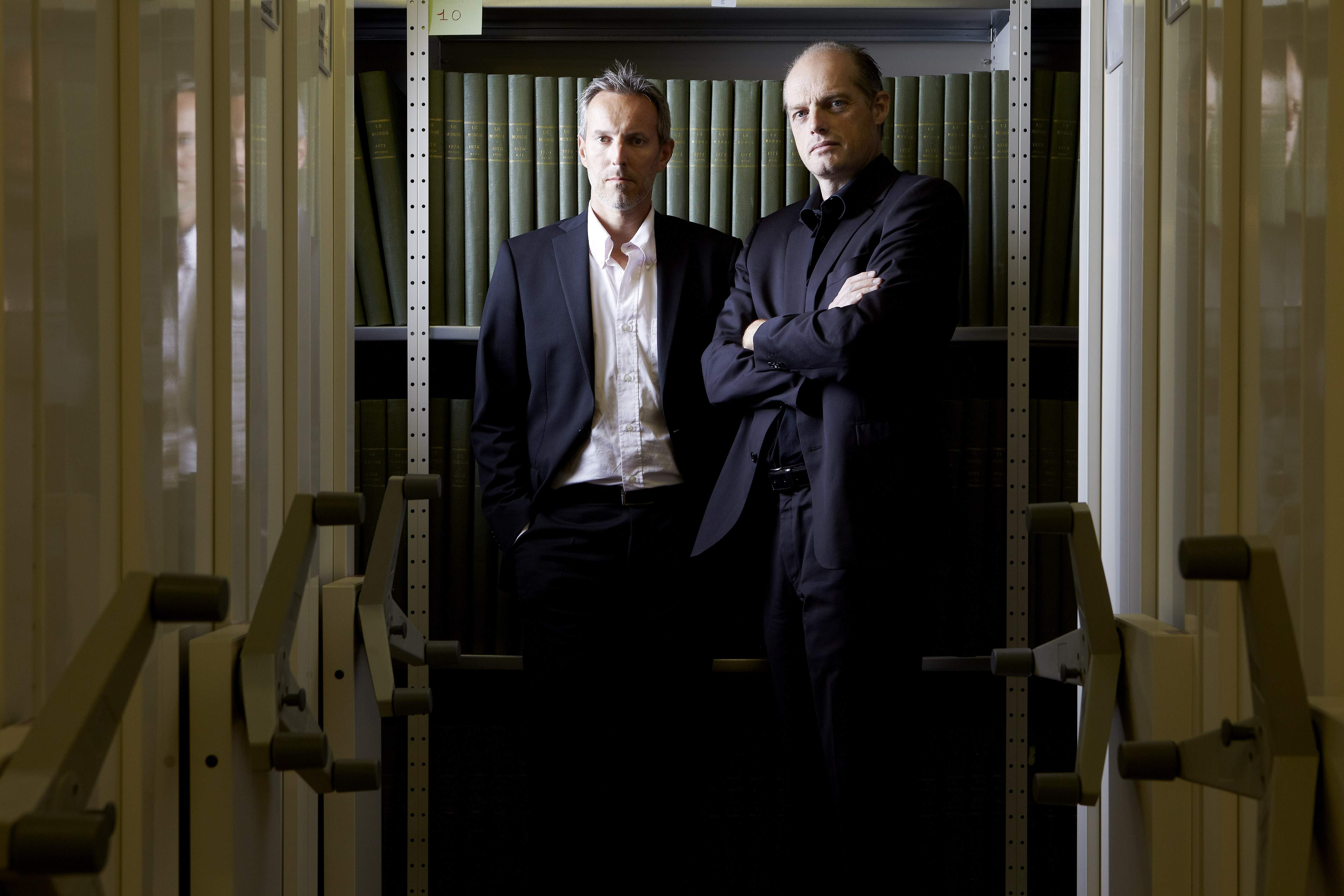 PORTRAIT DE GÉRARD DAVET ET FABRICE LHOMME, JOURNALISTES, LE MERCREDI 18 SEPTEMBRE 2013, DANS LA SALLE D'ARCHIVES DU JOURNAL LE MONDE.