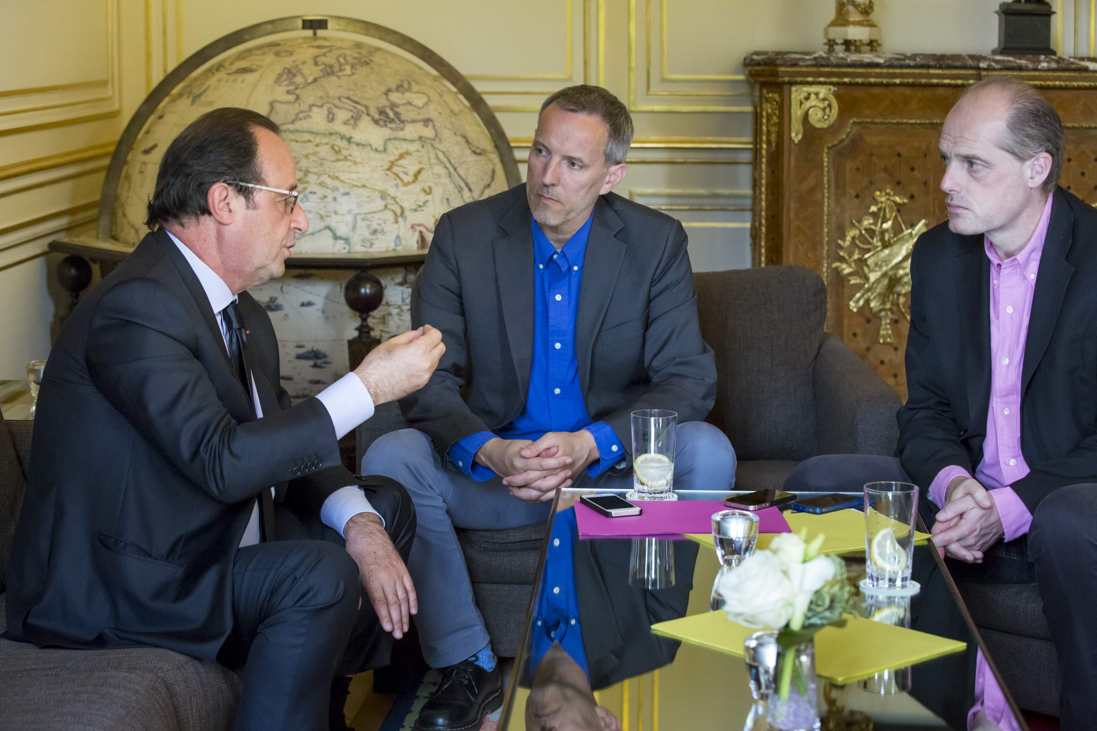 François Hollande, président de la République, s'entretient avec les journalistes Gérard Davet et Fabrice Lhomme dans le salon de la cartographie au Palais de l'Elysée à Paris, vendredi 22 juillet 2016 - photo: Jean-Claude Coutausse pour Stock