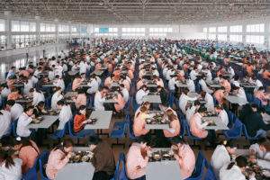 Edward Burtynsky, 2005, cafeteri a d'usine de vêtements Chine