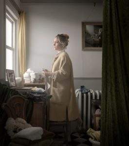 Maisie Broadhead, 2014, Femme avec ling e à laver, photographie, 51 x 45 cm